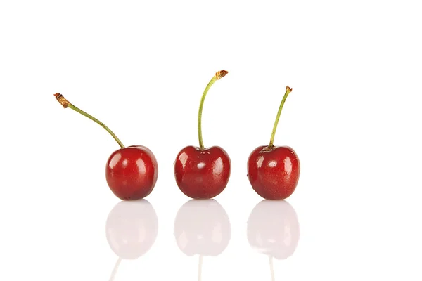 Słodkie wiśnie czerwony na białym tle — Zdjęcie stockowe