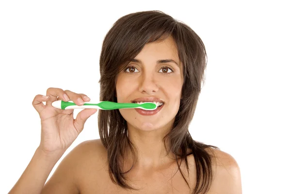 Νεαρή γυναίκα βουρτσίζει τα δόντια της — Φωτογραφία Αρχείου