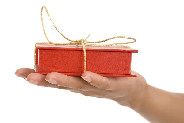 Caixa de presente vermelho na mão meninas — Fotografia de Stock
