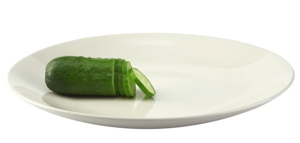 Frische grüne Gurke gehackt auf weißem Teller — Stockfoto