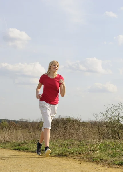 Junge Frau beim Joggen — Stockfoto