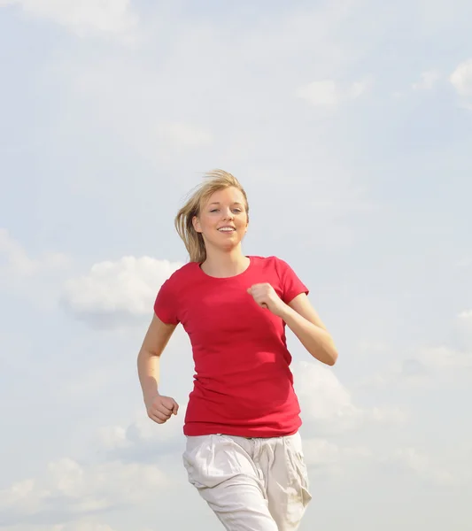 Ung kvinna jogging — Stockfoto