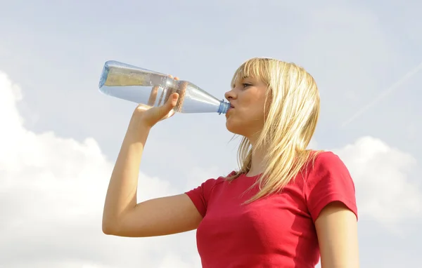 若い女性が水を飲んで — ストック写真