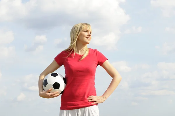 Jeune femme avec ballon de football — Photo