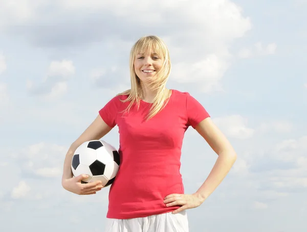 Giovane donna con palla da calcio — Foto Stock