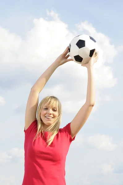 축구공을 든 젊은 여자 — 스톡 사진