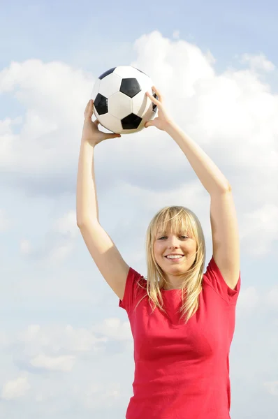 Mladá žena s fotbalovým míčem — Stock fotografie