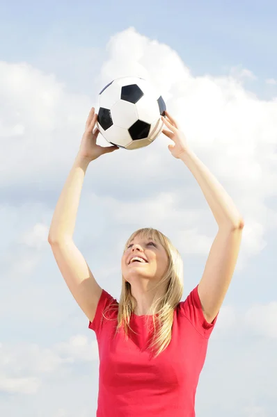 Junge Frau mit Fußball — Stockfoto