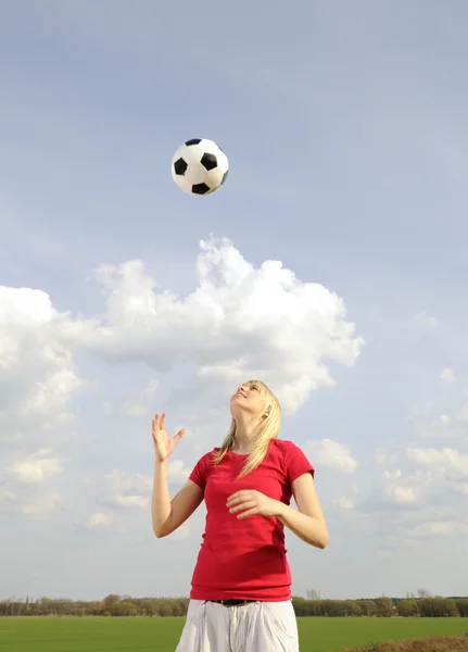 Νεαρή γυναίκα με μπάλα ποδοσφαίρου — Φωτογραφία Αρχείου