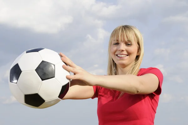 サッカーボールを持つ若い女性は — ストック写真