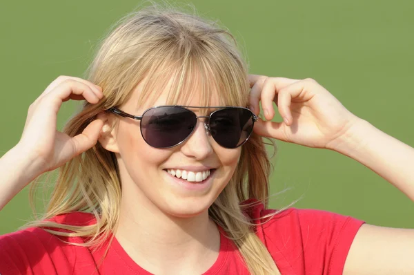 Ung kvinde med solbriller - Stock-foto