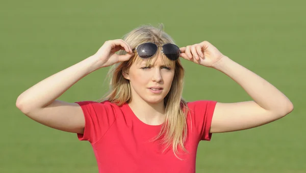 Ung kvinna med solglasögon — Stockfoto