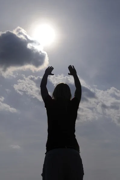 Γυναίκα με απλωμένα τα χέρια στον ήλιο — Φωτογραφία Αρχείου