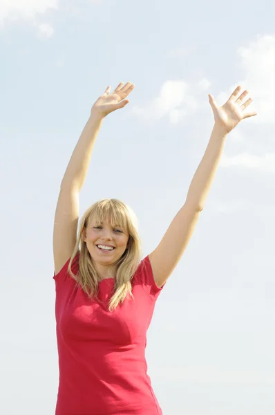 Женщина подняла руки к небу — стоковое фото
