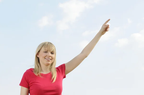 Kobieta wskazuje niebo — Zdjęcie stockowe