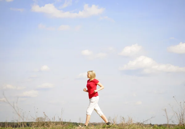 Mujer corriendo en un camino de tierra — Foto de Stock