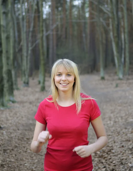 Kobieta jogging w lesie — Zdjęcie stockowe