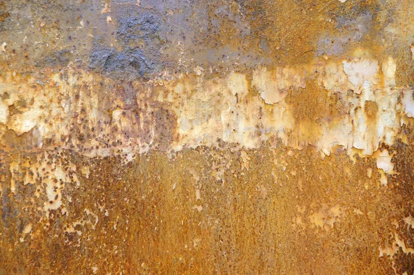 生锈的金属板上的油漆脱落 — 图库照片