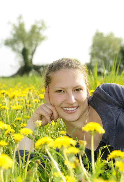 在一个花草甸的女人 — 图库照片