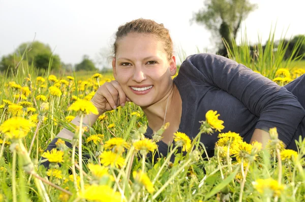 Femme sur une prairie de fleurs — Photo
