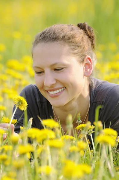 Mujer en un prado de flores — Foto de Stock