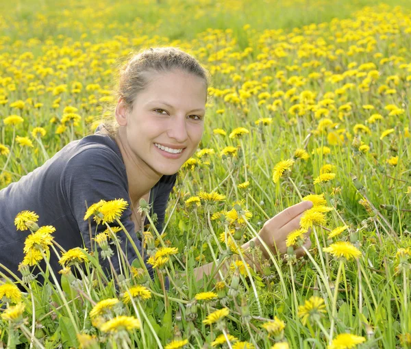 Mujer en un prado de flores — Foto de Stock