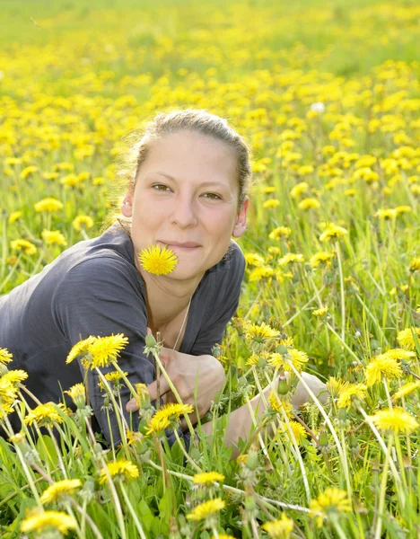 Frau auf einer Blumenwiese — Stockfoto