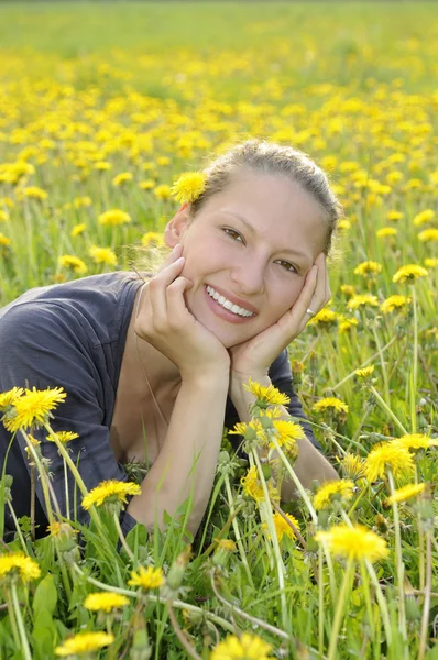 Mujer en un prado de flores —  Fotos de Stock