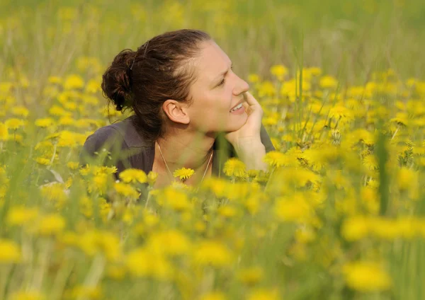 Vrouw op een bloem weide — Stockfoto