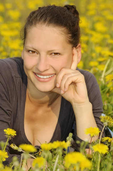 Femme sur une prairie de fleurs — Photo