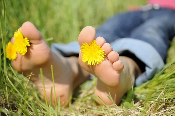 Descalzo en un prado — Foto de Stock