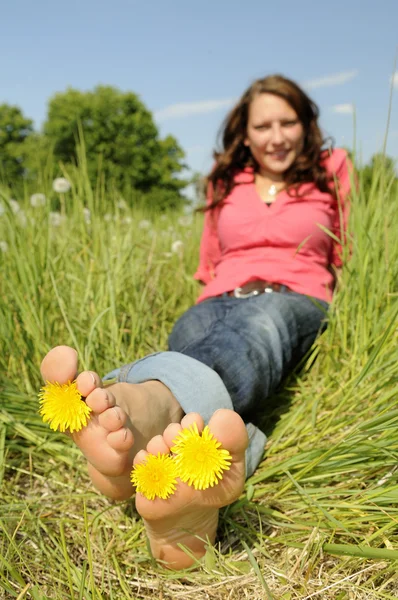 Kadın bir çayır üzerinde yalınayak — Stok fotoğraf