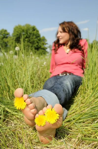 Vrouw is blote voeten op een weide — Stockfoto