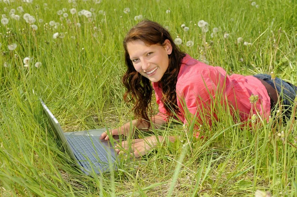 풀밭에 노트북을 가진 여자 — 스톡 사진