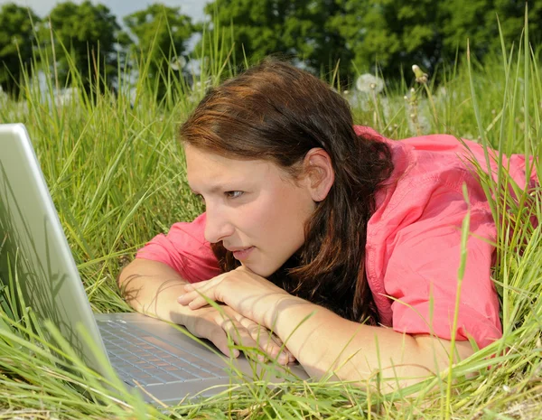 Kadınla bir çayır üstünde laptop — Stok fotoğraf