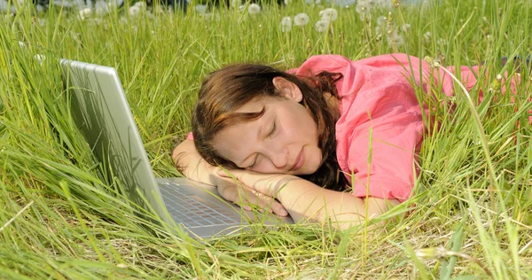Kobieta śpi na laptopie — Zdjęcie stockowe