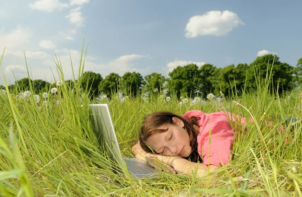 Femme dormir sur ordinateur portable — Photo