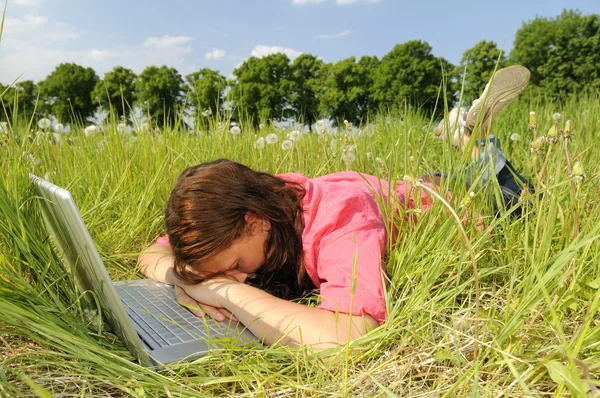 Frau schläft auf Laptop — Stockfoto