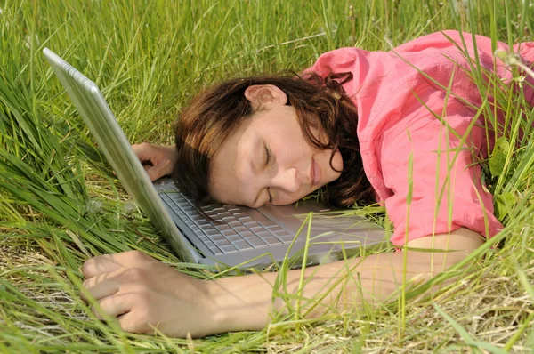 Frau schläft auf Laptop — Stockfoto