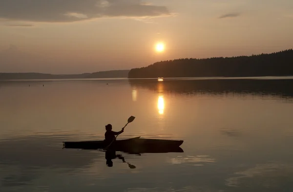 Gün batımında kano — Stok fotoğraf