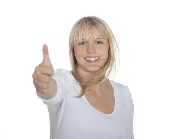 Молодая женщина показывает большой палец вверх — стоковое фото