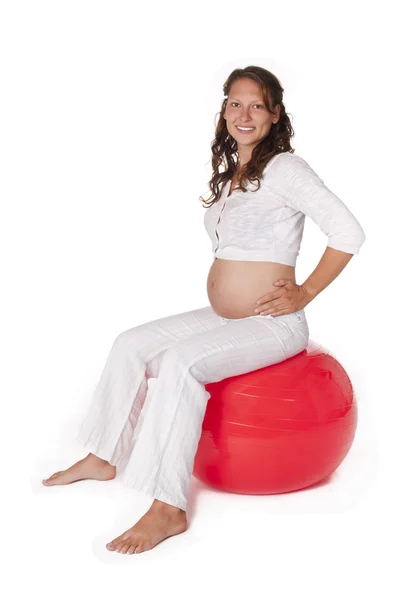Zwangere vrouw met bal — Stockfoto