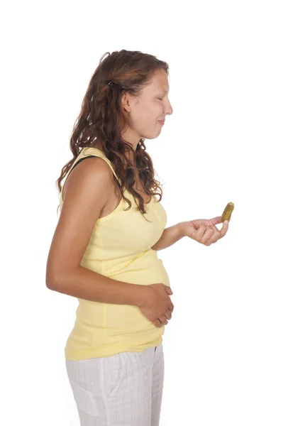 Беременная женщина с огурцом — стоковое фото