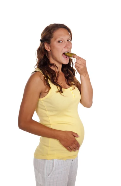 Беременная женщина с огурцом — стоковое фото