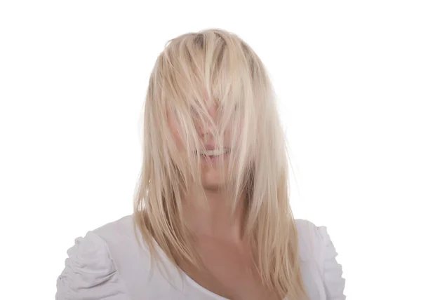 Mladá žena s rozcuchanými vlasy — Stock fotografie