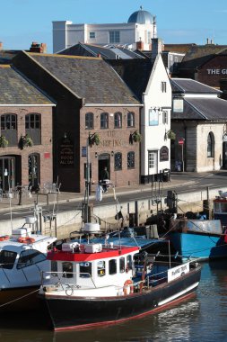 balıkçı tekneleri ve binalarda, dorset limanda weymouth