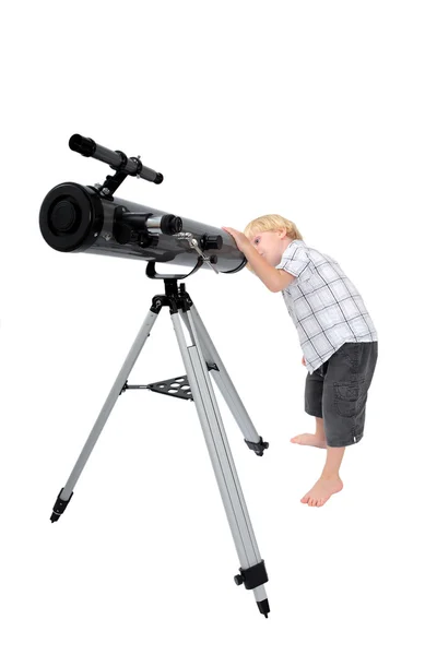 年轻的孩子或通过望远镜看的男孩 — 图库照片