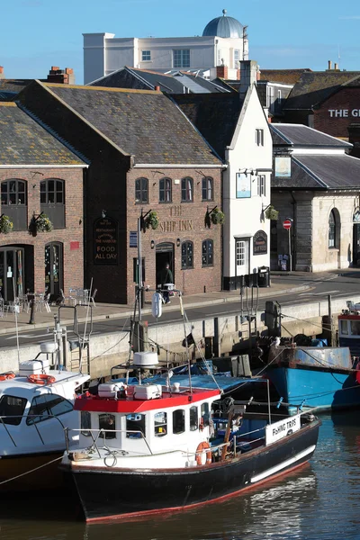 Barcos de pesca e edifícios no porto de Weymouth em Dorset — Fotografia de Stock