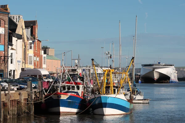 Boote und Traktoren im Hafen von Weymouth — Stockfoto