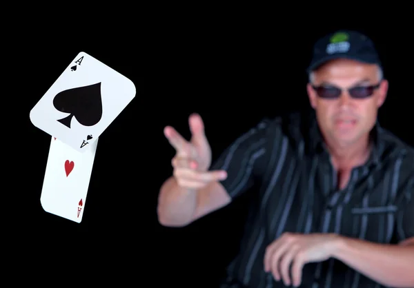 Uomo che gioca a poker con gli assi vincenti — Foto Stock
